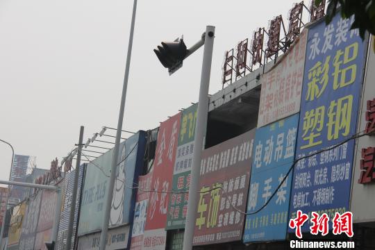 鄭州戶外廣告整體規(guī)劃難產(chǎn)“黑”廣告牌不斷設(shè)立